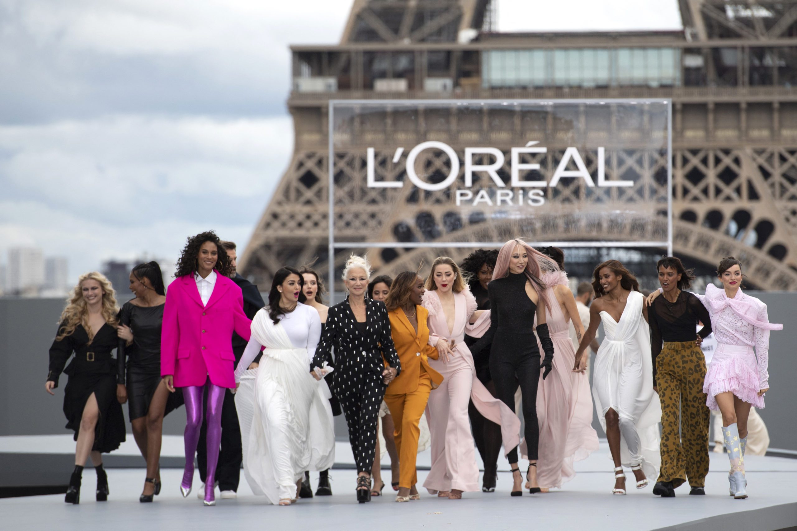 Liya Kebede walks the runway during the L'Oreal show as part of Paris  Fashion Week Womenswear Spring/Summer 2022 in Paris, France on October 03,  2021. Photo by Aurore Marechal/ABACAPRESS.COM Stock Photo 