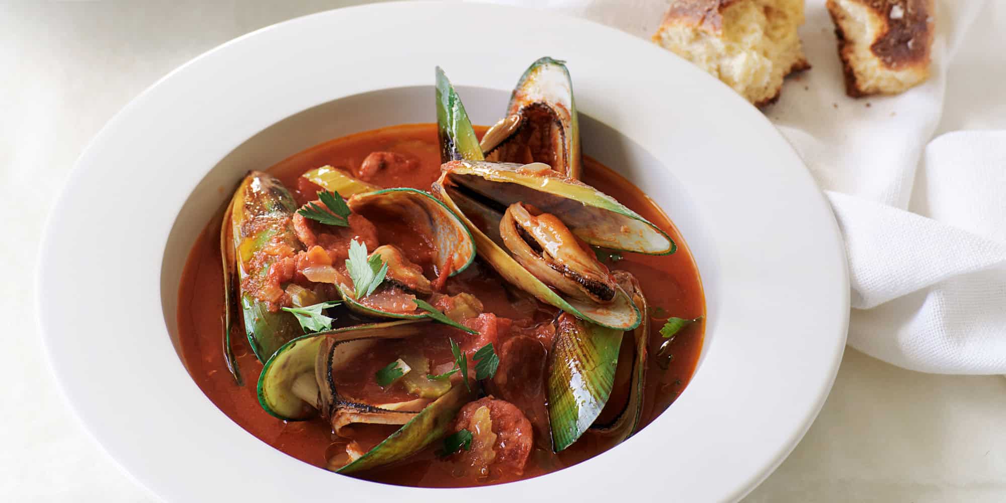 Spanish Mussels with Sweet Garlic Rolls MiNDFOOD