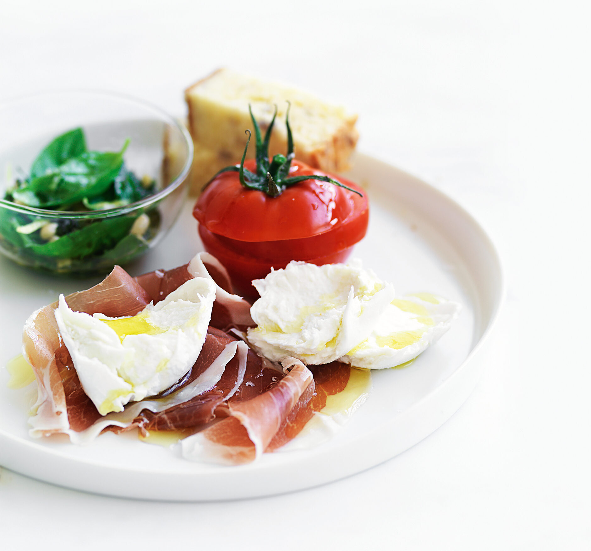 Insalata Caprese with Prosciutto and Cheesy Bread