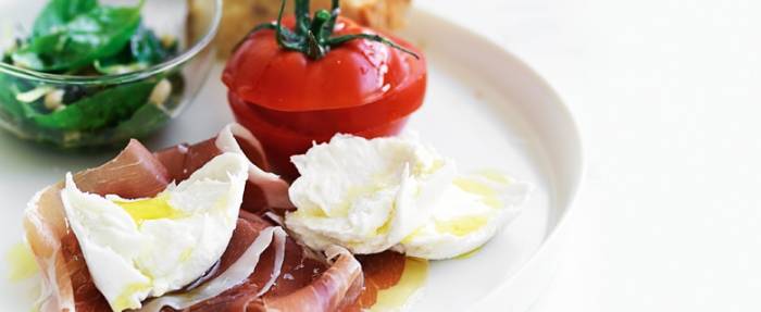 Insalata Caprese with Prosciutto and Cheesy Bread 