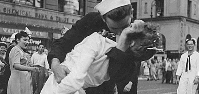 US Sailor from iconic WWII kissing photo dies