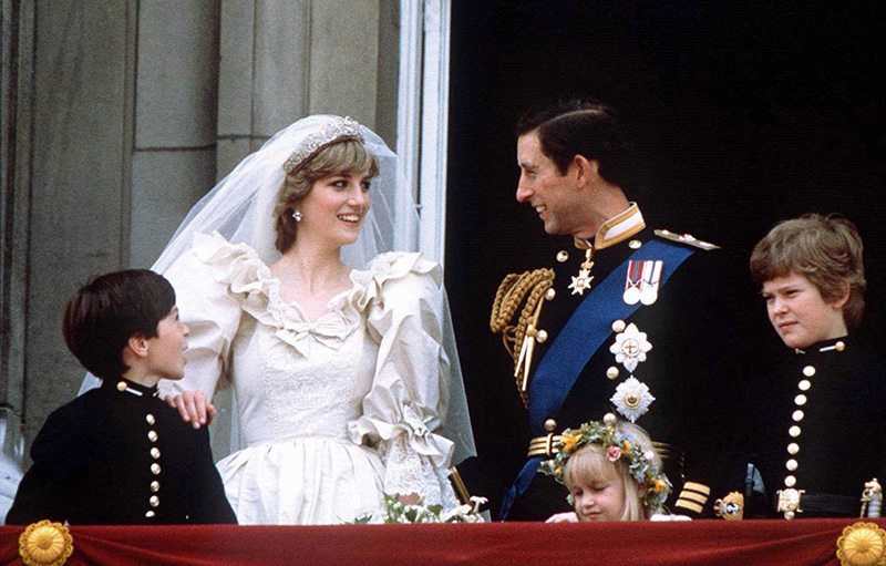Prince Charles and Princess Diana stand on the balcony of Buckingham Palace in London, following their wedding at St. Pauls Cathedral, June 29, 1981.  REUTERS/Stringer - 