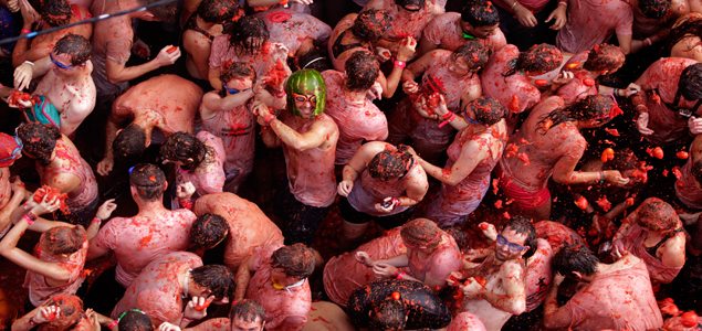 Revelers duke it out at Spain’s annual tomato fight