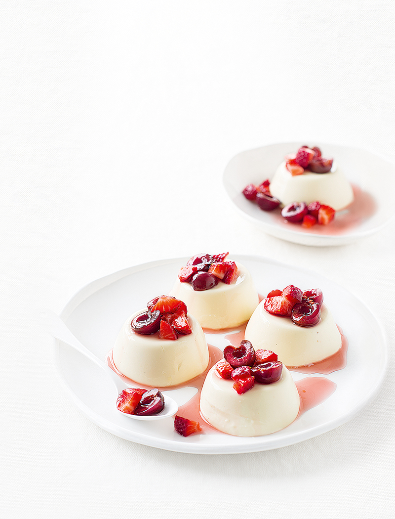Yoghurt Panna Cottas with Cherries & Strawberries | MiNDFOOD