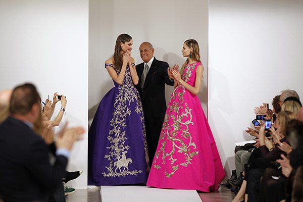 Designer Oscar De La Renta (C) smiles with model Karlie Kloss (L) and another model after presenting his Autumn/Winter 2013 collection during New York Fashion Week, February 12, 2013. 