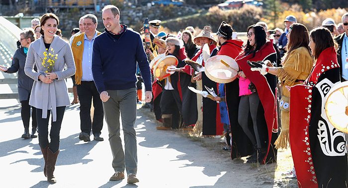 CARCROSS, BC - SEPTEMBER 28: Catherine, Duchess of Cambridge and Prince William, Duke of Cambridge visit Carcross during the Royal Tour of Canada on September 28, 2016 in Carcross, Canada. Prince William, Duke of Cambridge, Catherine, Duchess of Cambridge, Prince George and Princess Charlotte are visiting Canada as part of an eight day visit to the country taking in areas such as Bella Bella, Whitehorse and Kelowna (Photo by Chris Jackson/Getty Images)