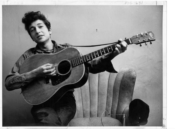 NEW YORK - SEPTEMBER 1961: Bob Dylan poses for a portraitwith his Gibson Acoustic guitar in September 1961 in New York City, New York. (Photo by Michael Ochs Archives/Getty Images)