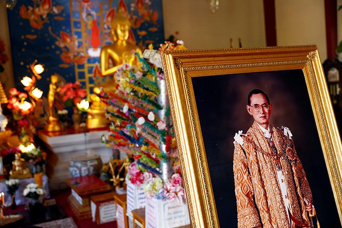 A portrait of Thailand's King Bhumibol Adulyadej stands as people memorialize his death at the Wat Thai of Los Angeles temple in Los Angeles, California, U.S., October 13, 2016. REUTERS/Patrick T. Fallon