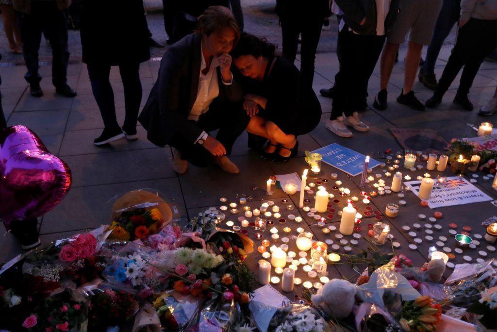Women pay their respects to all those affected by the bomb attack, following a vigil in central Manchester, Britain May 23, 2017.  REUTERS/Peter Nicholls - RTX37ARD