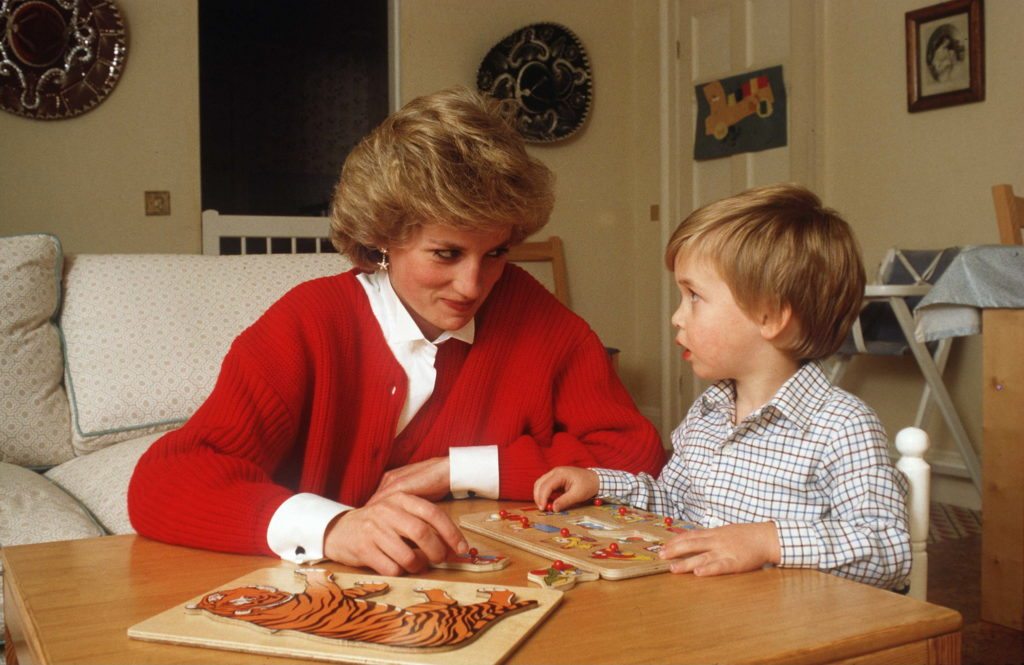  Princess Diana Helping Prince William With A Jigsaw Puzzle Toy In His Playroom At Home In Kensington Palace (Photo by Tim Graham/Getty Images)