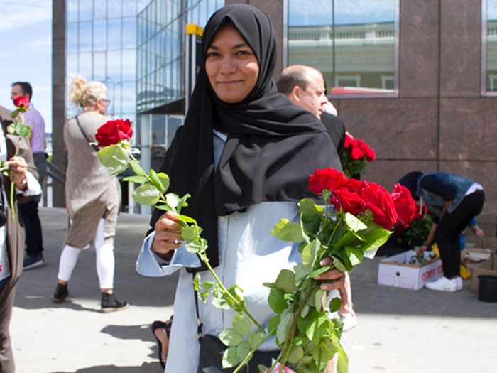 British Muslims Hand Out 3000 Red Roses On London Bridge