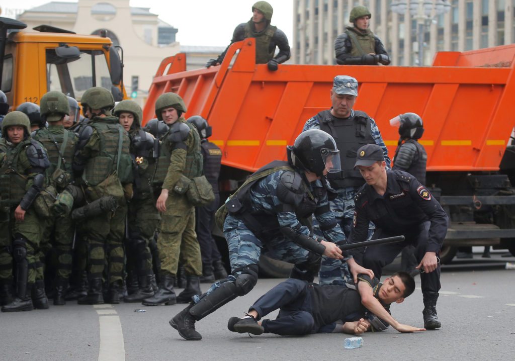 Riot police detain a demonstrator during an anti-corruption protest organised by opposition leader Alexei Navalny, on Tverskaya Street in central Moscow, Russia June 12, 2017. REUTERS/Maxim Shemetov    