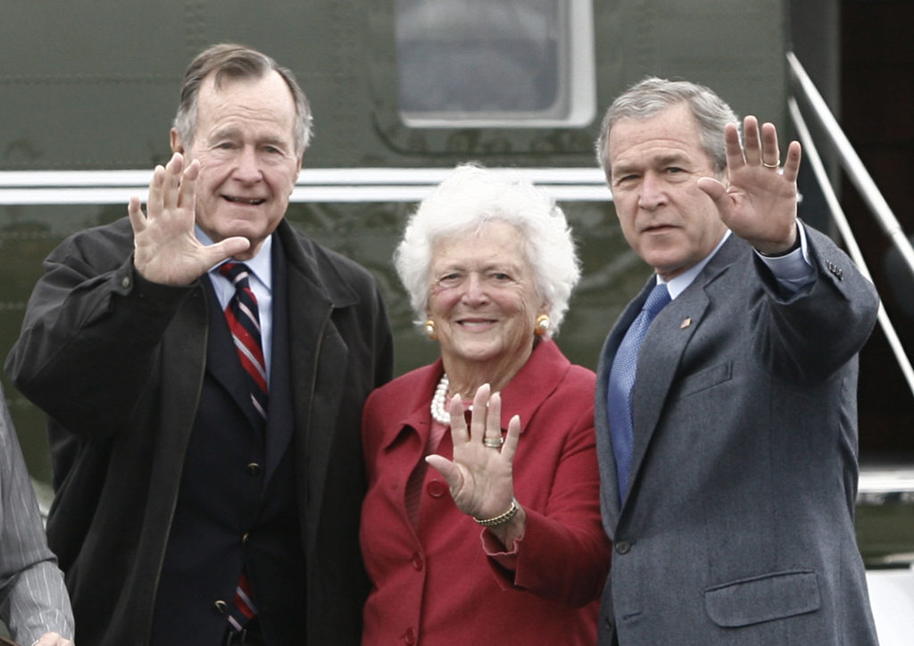 President George W. Bush (R) waves alongside his parents, former President George Bush and former first lady Barbara Bush. REUTERS: Jason Reed   