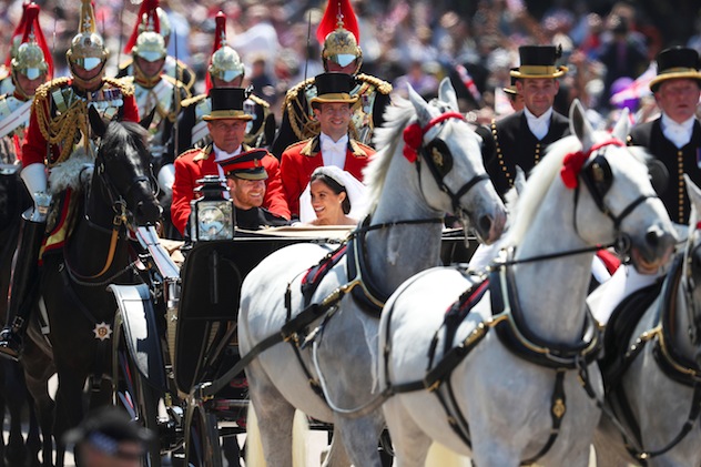 Britain's Prince Harry and his wife Meghan Markle ride a horse-drawn carriage, after their wedding ceremony at St George's Chapel in Windsor, Britain, May 19, 2018. REUTERS/Hannah McKay/Pool - RC1E88F76A80