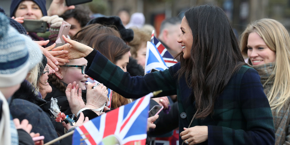 Meghan Markle, the fiancee of Britain's Prince Harry, meets members of the public during a walkabout on the esplanade at Edinburgh Castle, Britain, February 13, 2018. REUTERS/Andrew Milligan/Pool - RC1DF179B610