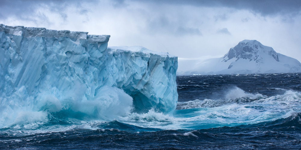 Large waves cause Antarctic ice shelves to collapse