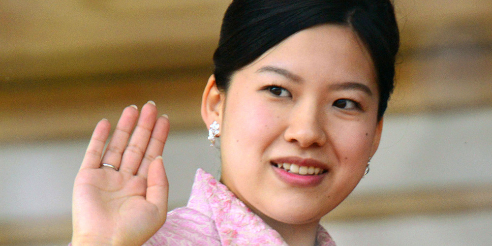 Japan's Princess Ayako, third daughter of the late Prince Takamado and Princess Takamado (also known as Princess Hisako), waves to well-wishers during a public appearance for New Year celebrations at the Imperial Palace in Tokyo, Japan, in this photo taken by Kyodo January 2, 2016.        Mandatory credit Kyodo/via REUTERS ATTENTION EDITORS - THIS IMAGE WAS PROVIDED BY A THIRD PARTY. MANDATORY CREDIT. JAPAN OUT. NO COMMERCIAL OR EDITORIAL SALES IN JAPAN. - RC11046007C0