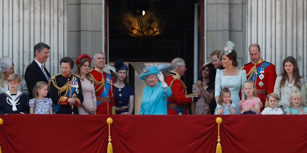 Britain's Queen Elizabeth, Prince Charles, Prince Harry and Meghan, Duchess of Sussex, Prince William, Catherine, Duchess of Cambridge, along with other members of the British royal family, wave from the balcony of Buckingham Palace as part of Trooping the Colour parade in central London, Britain, June 9, 2018. REUTERS/Peter Nicholls 