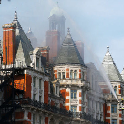Firefighters tackle a blaze at the Mandarin Oriental Hotel in Knightsbridge, central London, Britain, june 6, 2018. REUTERS/Henry Nicholls - RC118A74D640