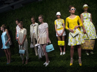 Models present creations from the Kate Spade Spring/Summer 2014 collection during New York Fashion Week September 6, 2013. REUTERS/Eric Thayer (UNITED STATES - Tags: FASHION TPX IMAGES OF THE DAY) - GM1E997042301