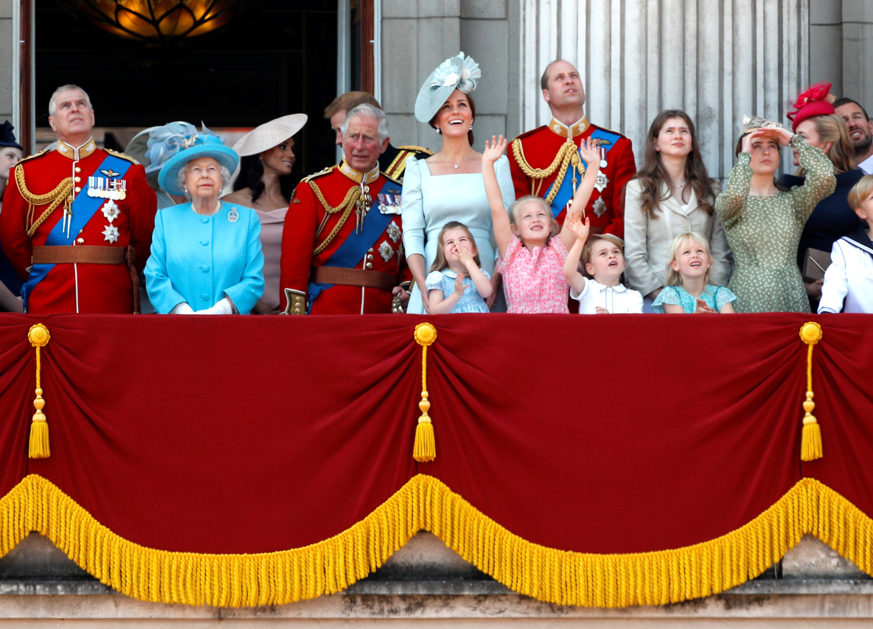 Britain's Queen Elizabeth, Prince Charles, Prince Harry and Meghan, Duchess of Sussex, Prince William and Catherine, Duchess of Cambridge, along with other members of the British royal family, look up at the RAF flypast from the balcony of Buckingham Palace as part of Trooping the Colour parade in central London, Britain, June 9, 2018. REUTERS/Peter Nicholls - RC16C8F3A7F0