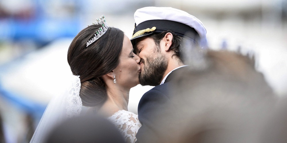 Swedish Prince Carl Philip and Sofia Hellqvist kiss after the carriage cortege during their wedding in the Royal Chapel in Stockholm, Sweden, June 13, 2015. REUTERS/Pontus Lundahl/TT News Agency ??ATTENTION EDITORS - THIS IMAGE WAS PROVIDED BY A THIRD PARTY. THIS PICTURE IS DISTRIBUTED EXACTLY AS RECEIVED BY REUTERS, AS A SERVICE TO CLIENTS. SWEDEN OUT. NO COMMERCIAL OR EDITORIAL SALES IN SWEDEN.      TPX IMAGES OF THE DAY      - GF10000126347