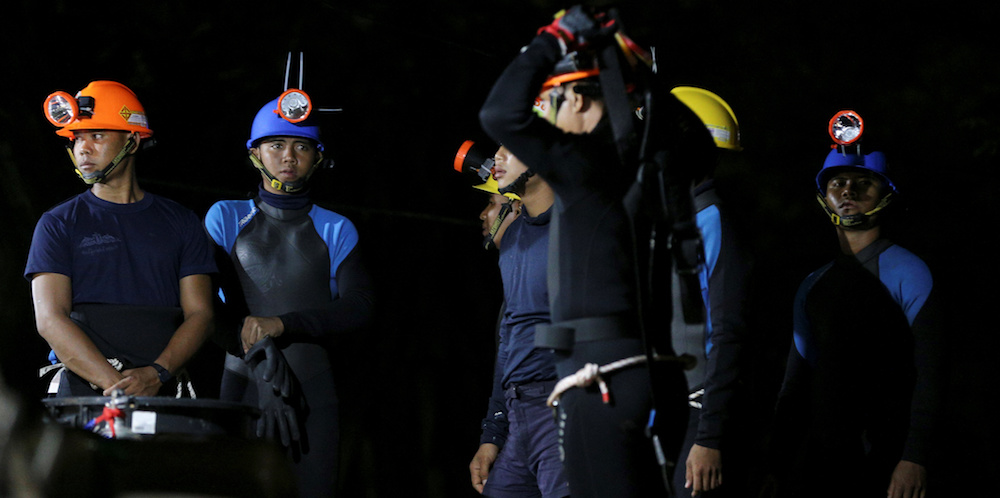 Thai divers gather before they enter to the Tham Luang cave, where 12 boys and their soccer coach are trapped, in the northern province of Chiang Rai, Thailand, July 6, 2018. REUTERS/Athit Perawongmetha - RC189E90F6B0