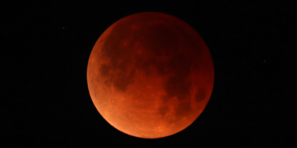 A lunar eclipse of a full "Blue Moon" is seen in Santa Monica, California, U.S., January 31, 2018. REUTERS/Lucy Nicholson - RC1FB621B500