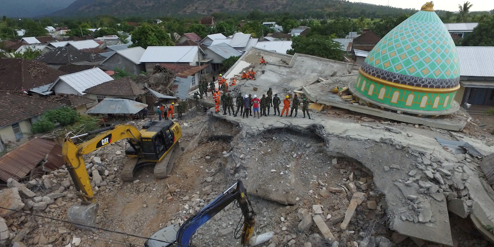 An aerial view of the collapsed Jamiul Jamaah mosque where rescue workers and soldiers search for earthquake victims in Pemenang, North Lombok, Indonesia August 8, 2018 in this photo taken by Antara Foto.  Antara Foto/Zabur Karuru/ via REUTERS 