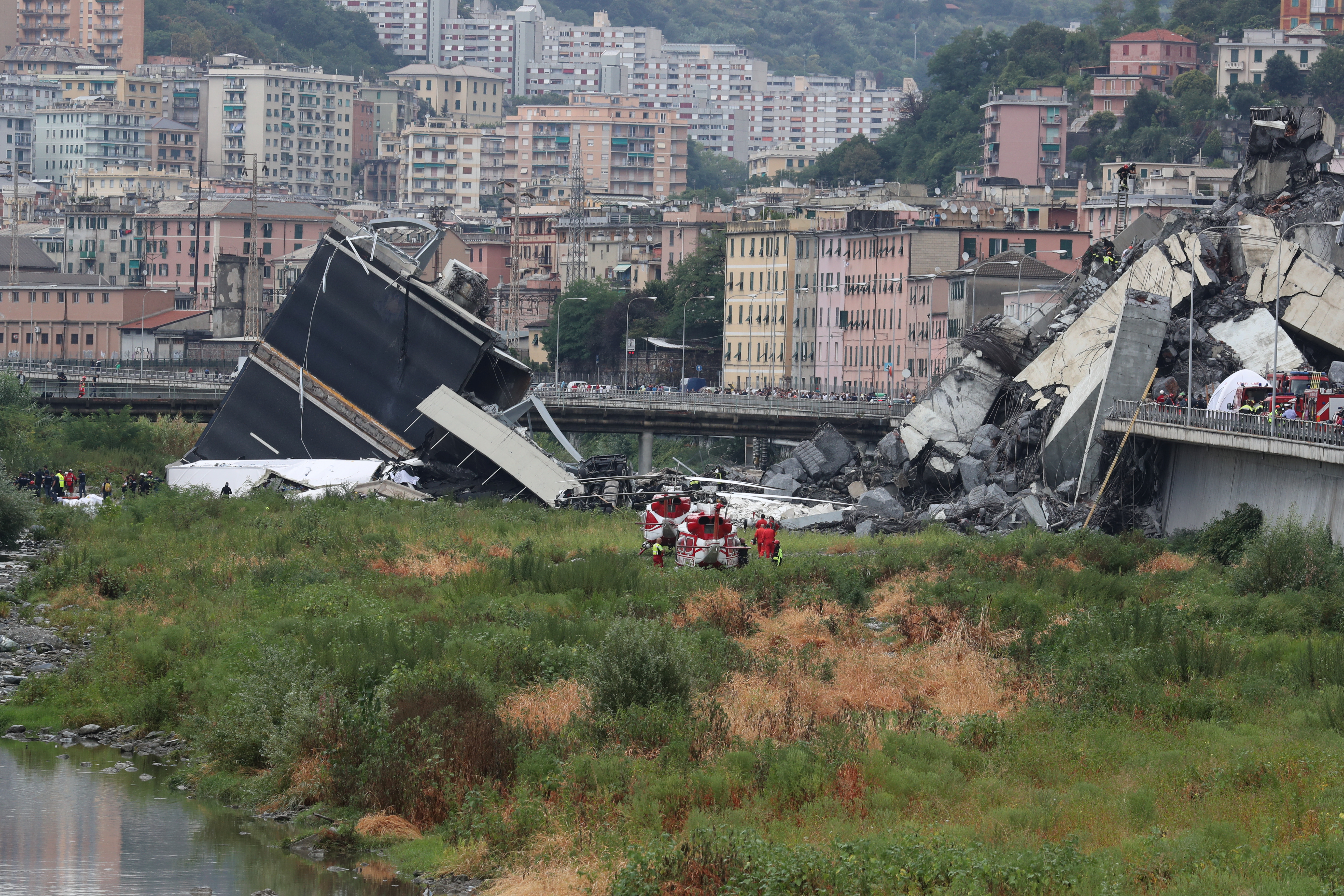 The collapsed Morandi Bridge is seen in the Italian port city of Genoa, Italy August 14, 2018.  REUTERS/Stefano Rellandini - RC11CA648810
