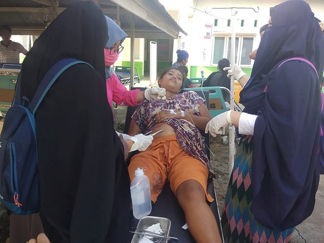 A paramedic gives treatment to an earthquake survivor outside a hospital in Donggala, Indonesia Sulawesi Island, September 28, 2018.  Antara Foto/HO/BNPB-Sutopo Purwo N via REUTERS