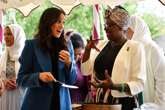 Meghan, Duchess of Sussex helps to prepare food at the launch of a cookbook with recipes from a group of women affected by the Grenfell Tower fire at Kensington Palace in London, Britain September 20, 2018. Ben Stansall/Pool via Reuters
