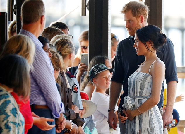 Britain's Prince Harry and Meghan, Duchess of Sussex, greet members of the public in Kingfisher Bay on Fraser Island in Queensland, Australia October 22, 2018. REUTERS/Phil Noble - RC145ED7E7C0
