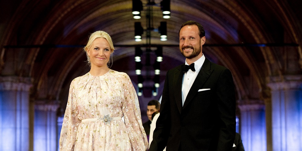 Norway's Crown Princess Mette-Marit and Crown Prince Haakon (R) arrive at a gala dinner organised on the eve of the abdication of Queen Beatrix of the Netherlands and the inauguration of her successor King Willem-Alexander at the Rijksmuseum in Amsterdam April 29, 2013.      REUTERS/Robin Utrecht/Pool (NETHERLANDS  - Tags: ROYALS POLITICS ENTERTAINMENT)   - LR1E94T1HOS8G