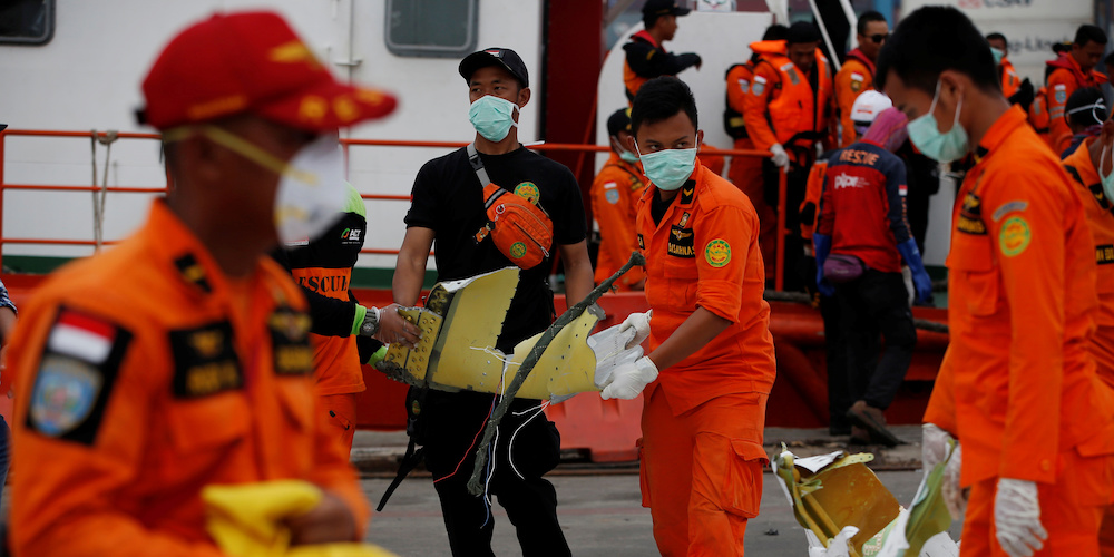 Indonesian rescue team members carry newly recovered debris of crashed Lion Air flight JT610 at Tanjung Priok port in Jakarta, Indonesia, November 3, 2018. REUTERS/Willy Kurniawan - RC19CE6343C0