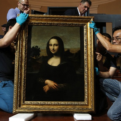Movers prepare to hang Leonardo da Vinci's "Earlier Mona Lisa" painting ahead of its exhibition at The Arts House in Singapore December 12, 2014. The world premiere of Leonardo da Vinci's "Earlier Mona Lisa" exhibition will take place from December 16 to February 11, 2015. The exhibition is the first public viewing of the painting with new findings and evidence from research conducted and published by The Mona Lisa Foundation to demonstrate its attribution to da Vinci. REUTERS/Edgar Su (SINGAPORE - Tags: SOCIETY) - GM1EACD00ZL01