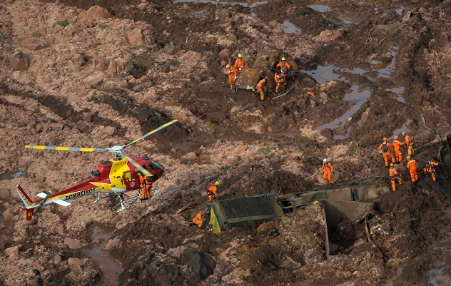 Rescue crew work in a tailings dam owned by Brazilian miner Vale SA that burst, in Brumadinho, Brazil January 25, 2019. REUTERS/Washington Alves     TPX IMAGES OF THE DAY - RC1B661368C0
