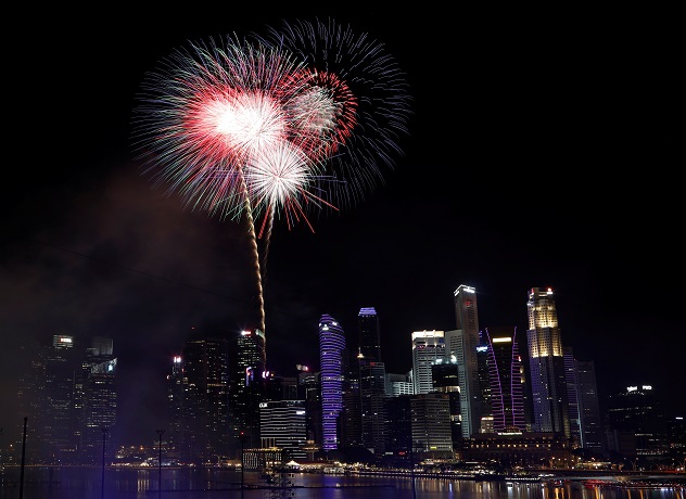 Fireworks explode over the Marina Bay ahead of New Year celebrations in Singapore December 31, 2018. REUTERS/Edgar Su - RC1BD5CD6CD0