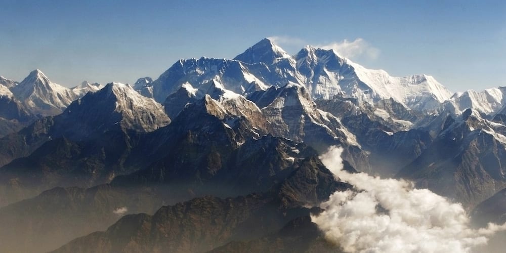 Mount Everest (C), the world highest peak, and other peaks of the Himalayan range are seen from air during a mountain flight from Kathmandu April 24, 2010. REUTERS/Tim Chong (NEPAL - Tags: ENVIRONMENT TRAVEL) FOR BEST QUALITY IMAGE ALSO SEE: GM2E88716KV01 - GM1E79R1R8U01