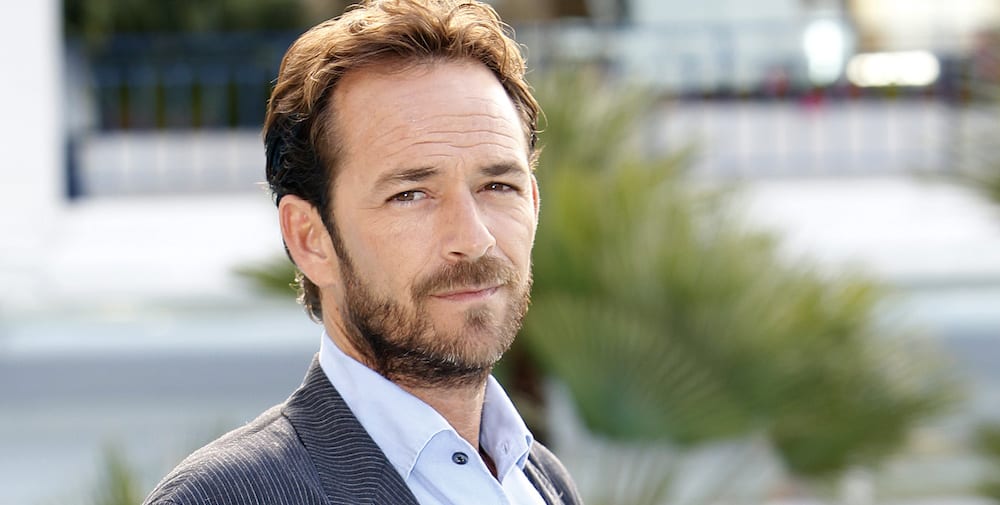U.S. actor Luke Perry poses during a photocall to promote his television series "Goodnight For Justice" at the annual MIPCOM television programme market in Cannes, southeastern France, October 5, 2010. The international film and programme market for TV, video, cable and satellite (MIPCOM) opens from October 4 to October 8 on the French Riviera.   REUTERS/Eric Gaillard (FRANCE - Tags: ENTERTAINMENT BUSINESS MEDIA) - PM1E6A515VI01
