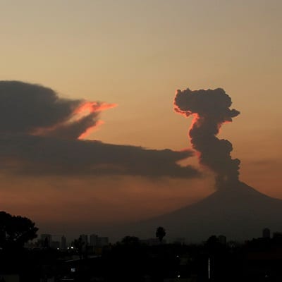 The Popocatepetl volcano spews a cloud of ash and steam high into the air in Puebla, Mexico November 24, 2017. REUTERS/Imelda Medina - RC11E1CBD200