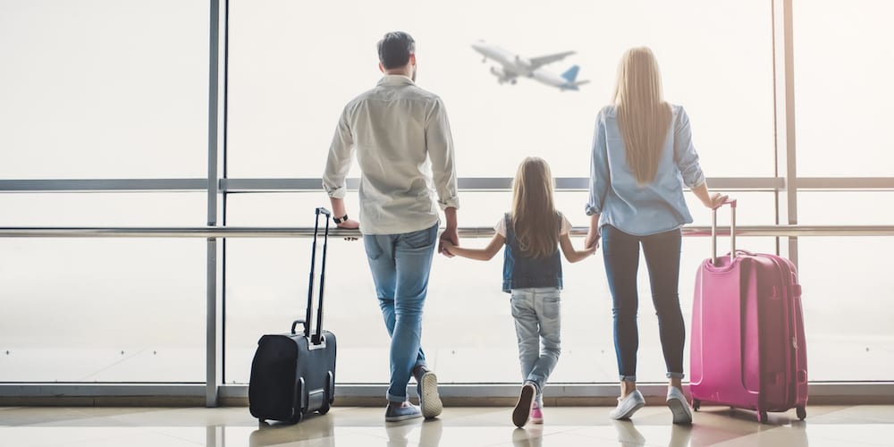 Family in airport. Attractive young woman, handsome man and their cute little daughter are ready for traveling! Happy family concept. (Family in airport. Attractive young woman, handsome man and their cute little daughter are ready for traveling! Happ