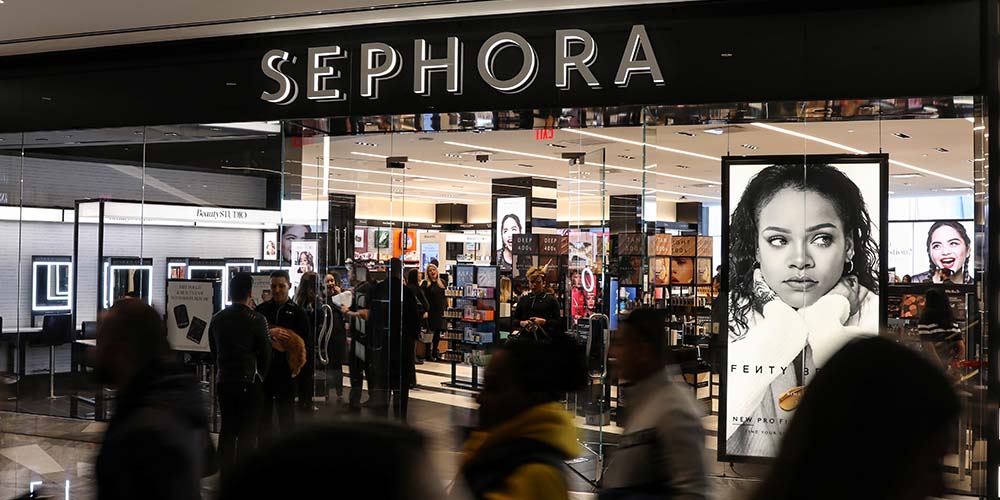 People shop at a Sephora store during the grand opening of The Hudson Yards development, a residential, commercial, and retail space on Manhattan's West side in New York City, New York, U.S., March 15, 2019. REUTERS/Brendan McDermid - RC19569878D0