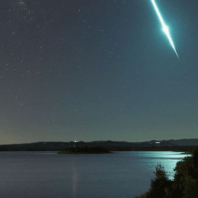 Stunning meteor lights up sky above Queensland