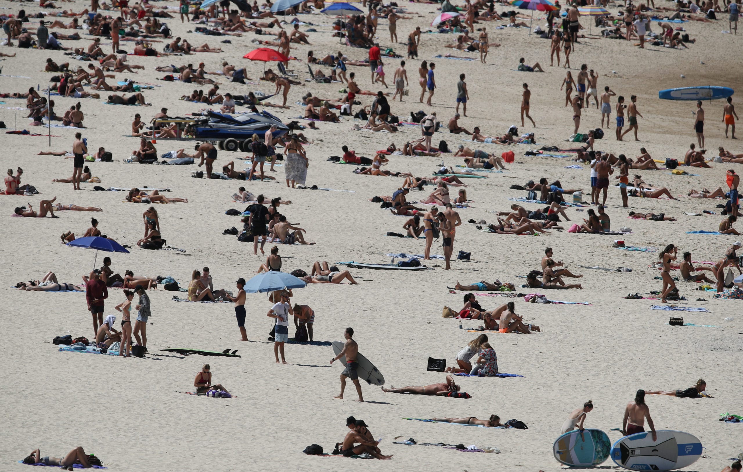 Bondi closed after beachgoers condemned for ignoring social distancing rules