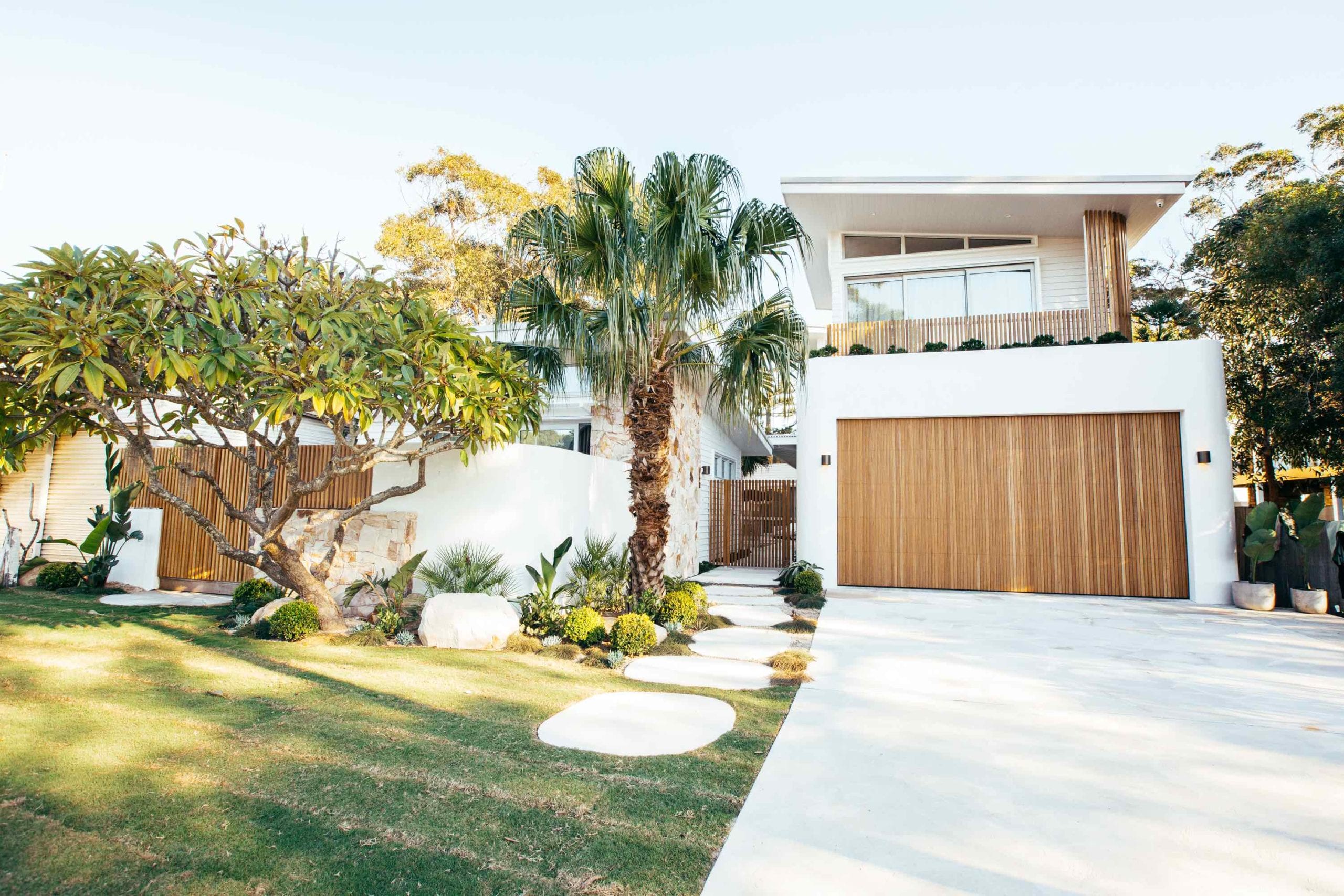 The Blue Lagoon Build is the latest home by Kyal and Kara, located on the central coast of NSW. The home features building material from James Hardie to help achieve the Australian-Mediterranean coastal look.