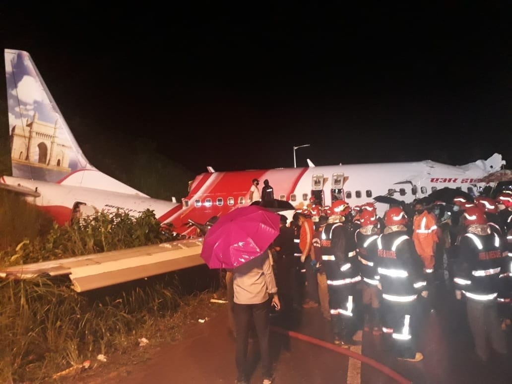 Kerala, India.- In the photo taken on August 7, 2020, an Air India Express plane with 191 people on board has crashed at an airport in the southern state of Kerala, killing at least 16 people, officials say. The aircraft, en route from Dubai, skidded off the runway and broke in two at Calicut airport upon landing, India's aviation authority said. Rescue efforts are under way, with emergency services at the scene. Prime Minister Narendra Modi said he was "pained by the plane accident".