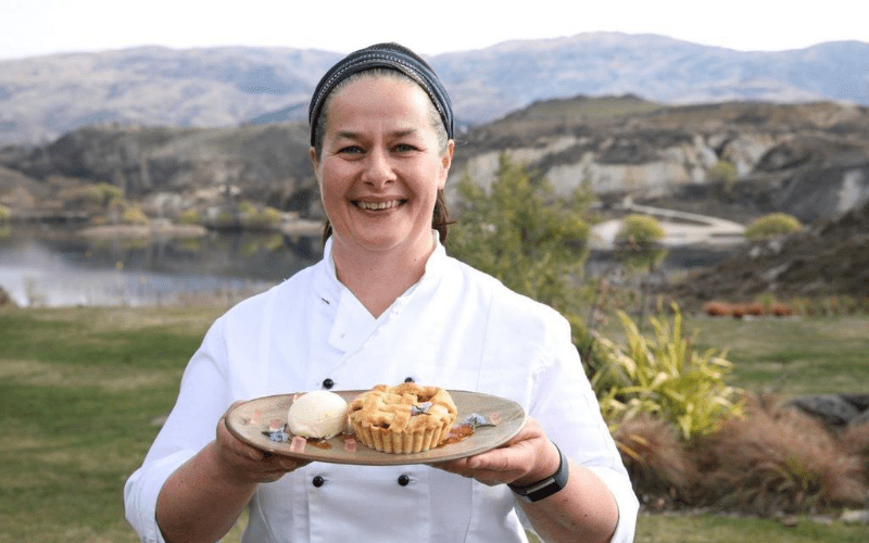<em>Carrick Winery's Head Chef Gwen Harvie presenting her apple pie dessert</em>