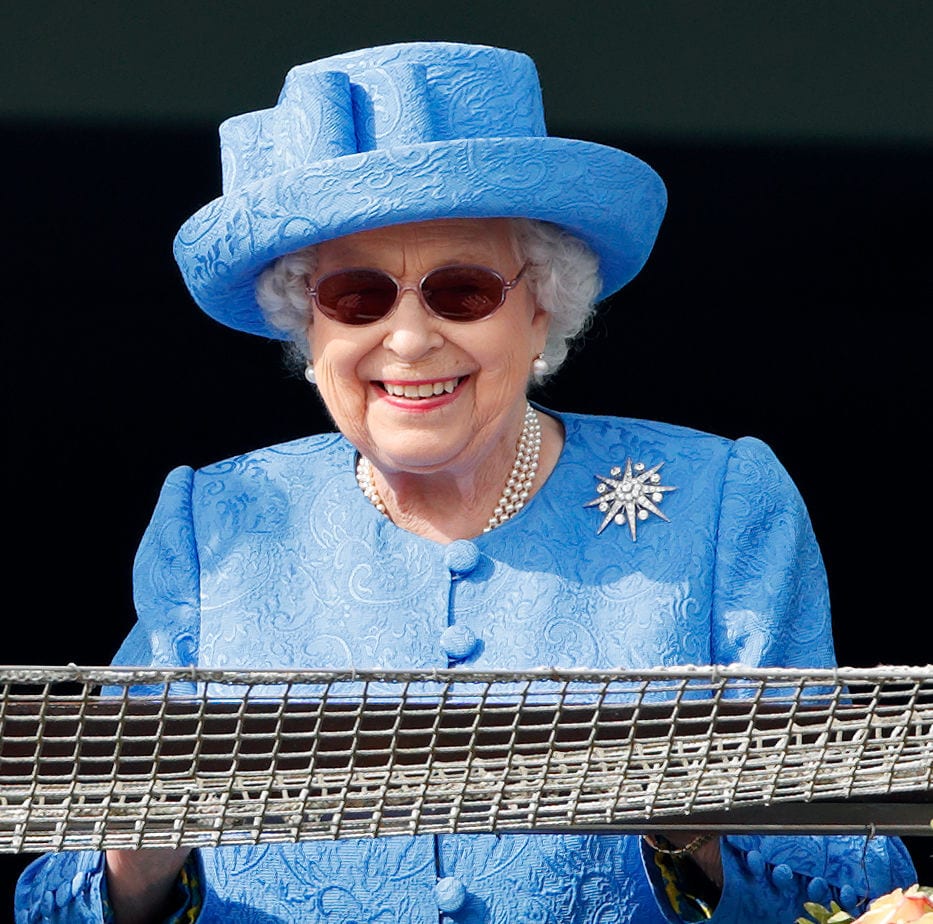 EPSOM, UNITED KINGDOM - JUNE 01: (EMBARGOED FOR PUBLICATION IN UK NEWSPAPERS UNTIL 24 HOURS AFTER CREATE DATE AND TIME) Queen Elizabeth II watches the racing as she attends 'Derby Day' of the Investec Derby Festival at Epsom Racecourse on June 1, 2019 in Epsom, England. (Photo by Max Mumby/Indigo/Getty Images)