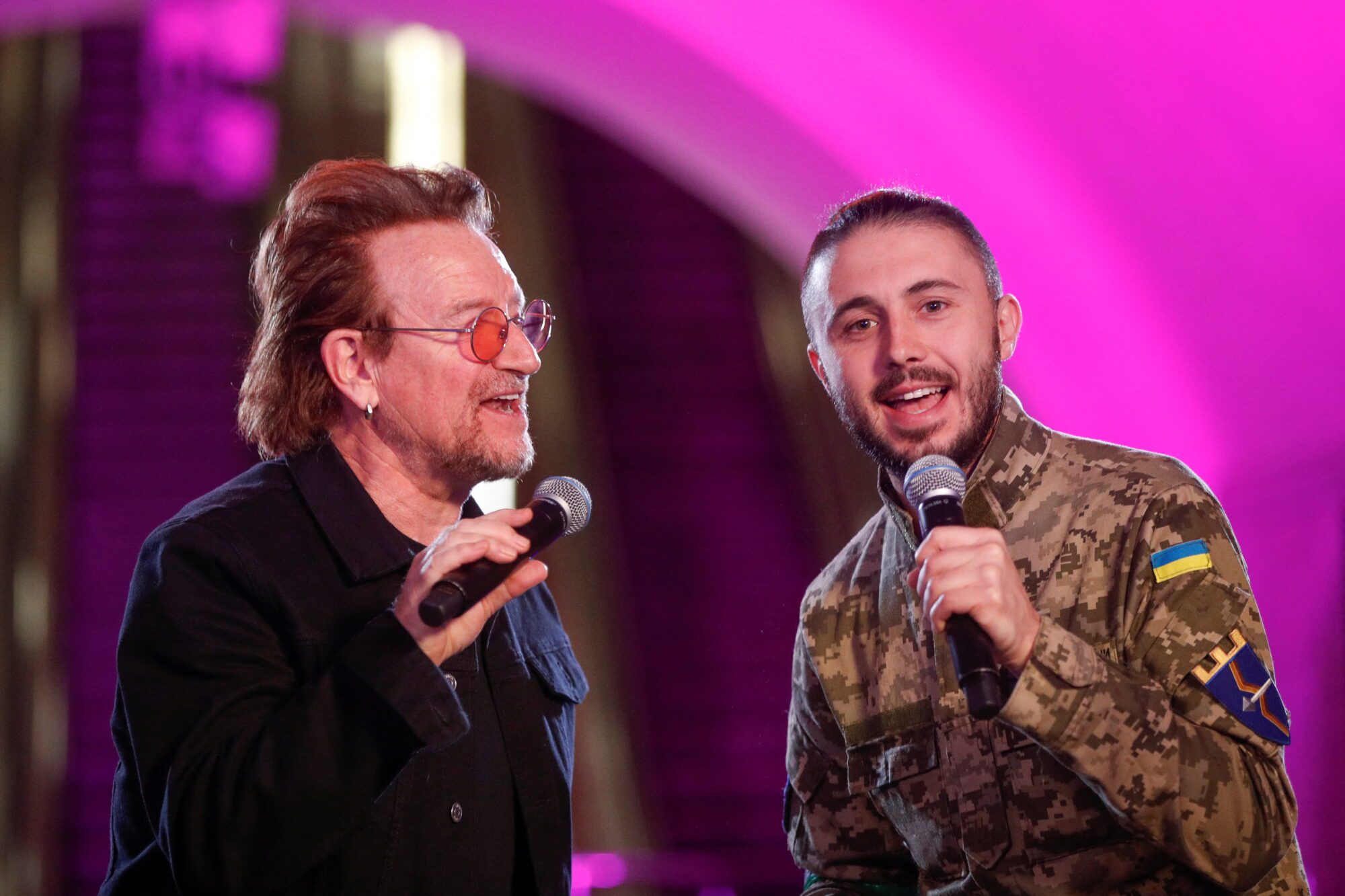U2 rock band frontman Bono and Ukrainian serviceman and frontman of the Antytila band Taras Topolia sing during a performance for Ukrainian people inside a subway station, as Russia's attack on Ukraine continues, in Kyiv, Ukraine May 8, 2022.  REUTERS/Valentyn Ogirenko